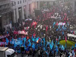 Italy: thousands strike against low salaries and weakened public services. "We are forced to do double shifts to give the minimal levels of essential care."