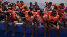 Nearly 7000 people arrive at Italian island in less than 24 hours