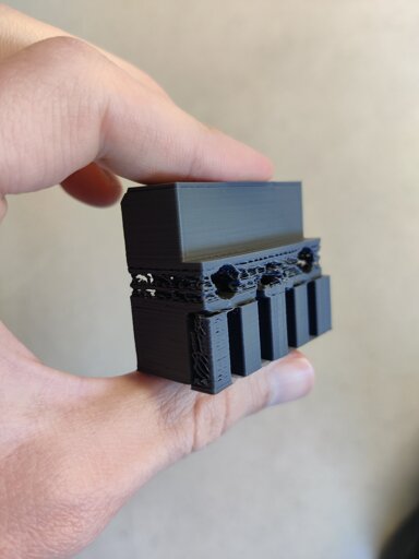 picture of a 3d print with extrem holes in the middle