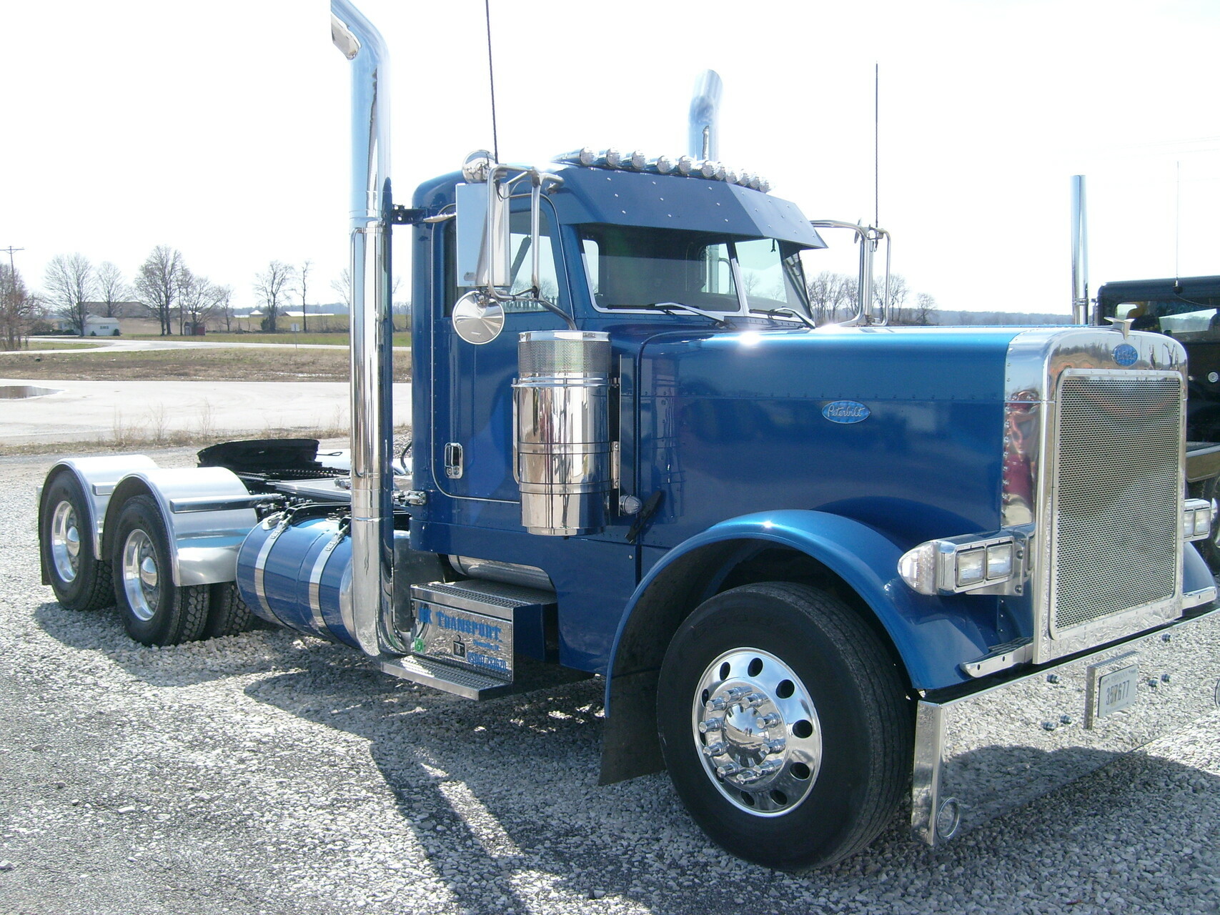 Camion américain de marque Peterbilt, bleu clair métallisé, vu de profil