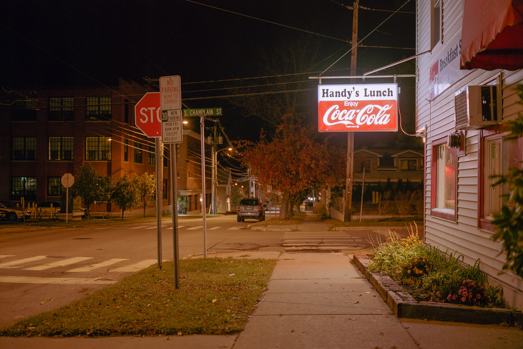 Handy’s Lunch restaurant at night 