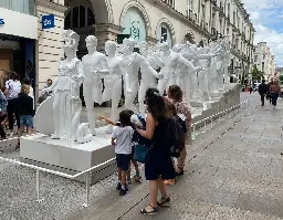 A Nantes, les statues du Voyage 2023 attirent et séduisent ! - HIT WEST