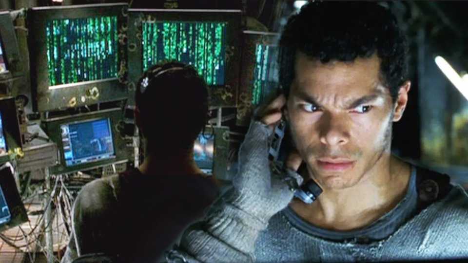 Tank von The Matrix mit diversen Bildschirmen voller code