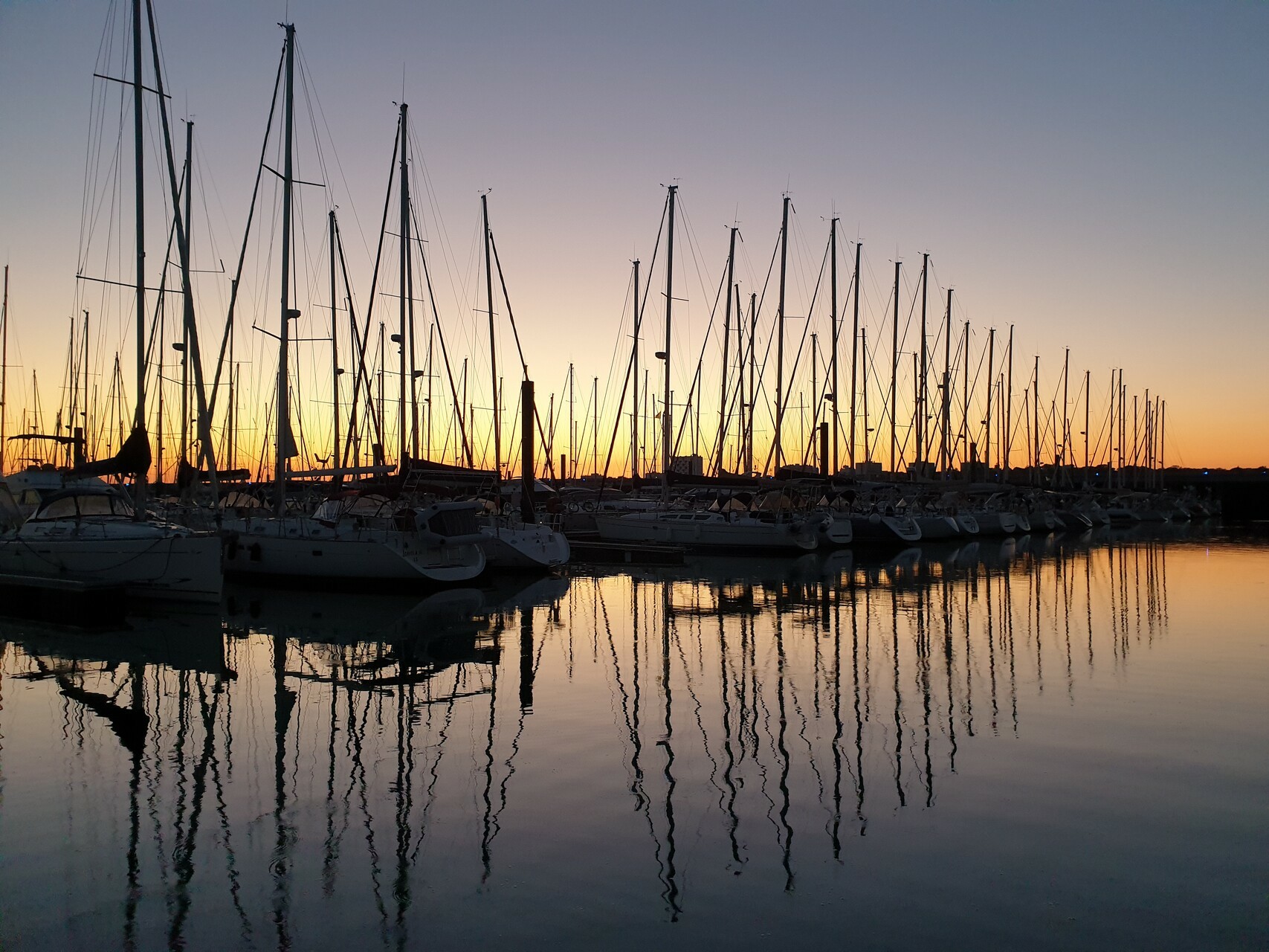 Port de plaisance des Minimes à La Rochelle au soleil couchant