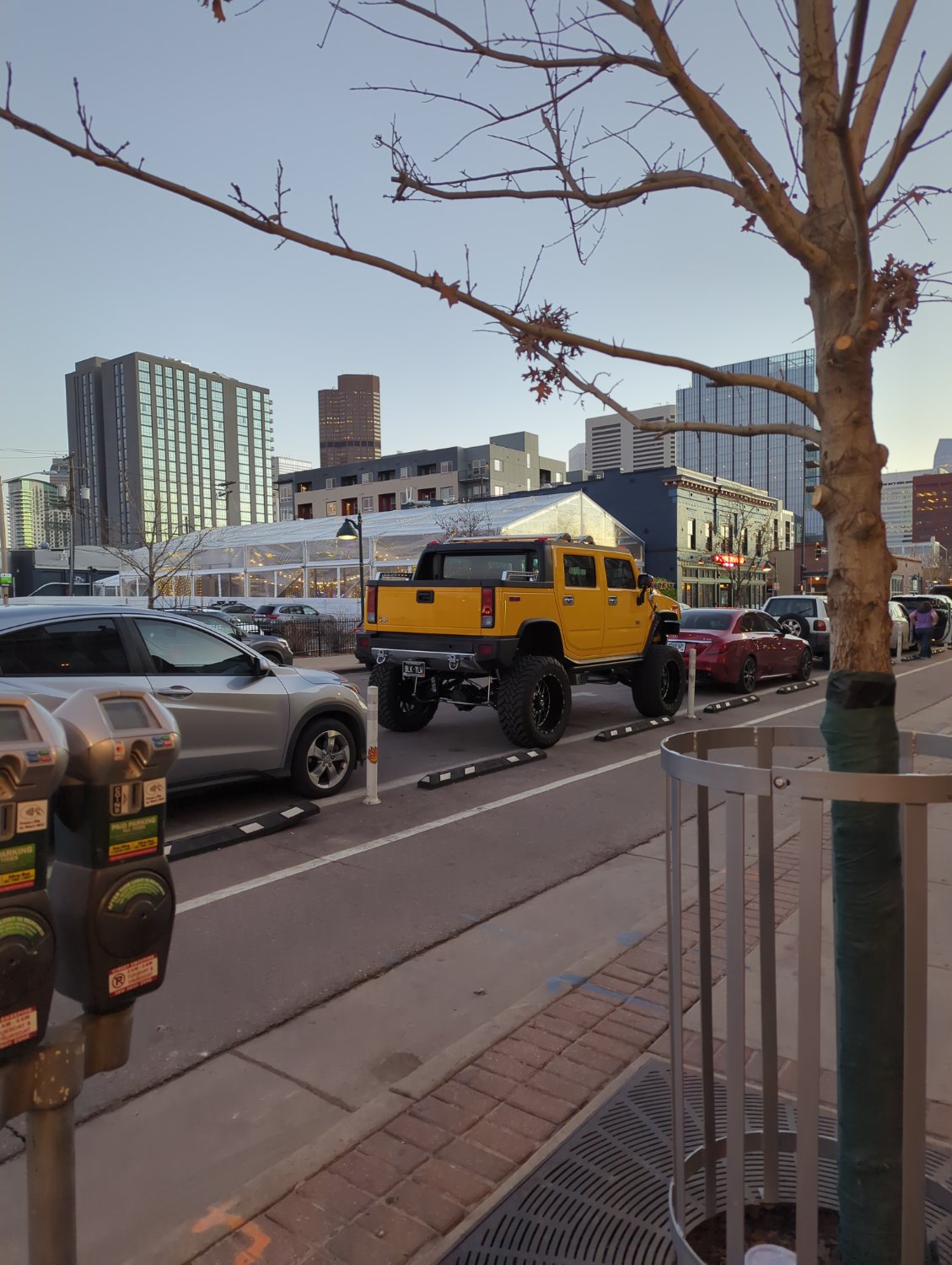 Un Hummer jaune ridiculement surélevé dans les
rues ensoleillés de la banlieue de Denver, devant un restaurant mexicain giga bon