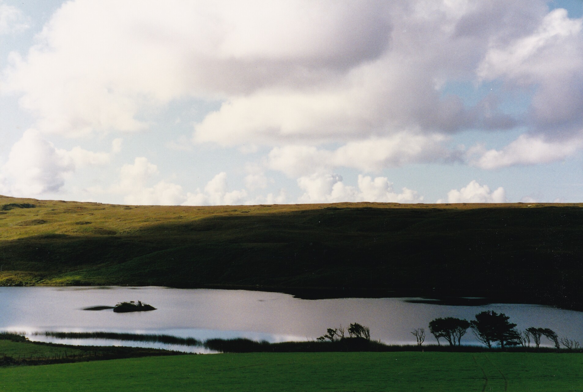 Lac dans la région de Galway en Irlande